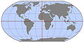 Nula estas la longitudo de la Grenviĉa meridiano (vertikala ruĝa linio kiel referenco sur la mapo)