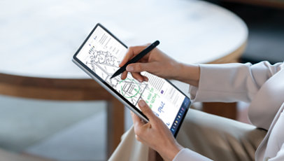 A person uses a Slim Pen to write on the touchscreen of a Surface Pro 10 for Business in the colour Platinum.