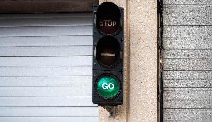 Trafiksignal visar grönt.