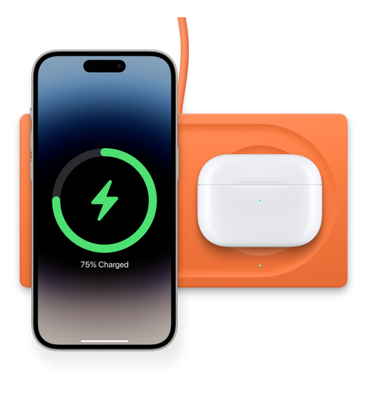 Den trådlösa 2-i-1-laddningsplattan Belkin Boost Charge Pro med iPhone och AirPods-etui på laddning, och med LED-indikator på botten av Qi-laddningsringen.