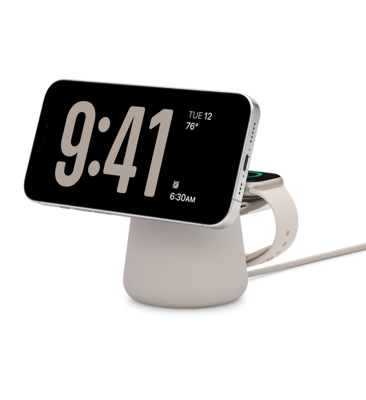 Belkin Boost Charge Pro trådlös 2-i-1-laddningsdocka med MagSafe i färgen sand som laddar en iPhone 15 Pro i vitt titan och en Apple Watch Series 9 41 mm i stjärnglans samtidigt.