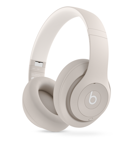 Trådlösa Beats Studio Pro-hörlurar i sandsten med UltraPlush-öronkuddar i konstläder för långvarig komfort och tålighet.