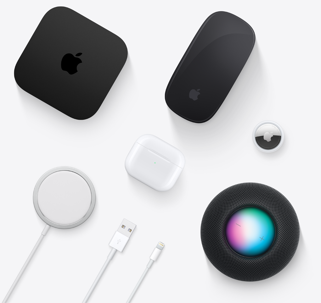 Divers produits Apple admissibles au recyclage, notamment une Apple TV 4K, une Magic Mouse, des AirPods, un HomePod mini, un AirTag et des câbles de recharge.