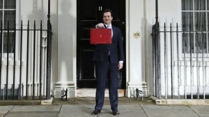 Britain's Chancellor of the Exchequer, George Osborne, holds up his budget case for the cameras as he stands outside number 11 Downing Street, before delivering his budget to the House of Commons, in central London March 20, 2013. REUTERS/Stefan Wermuth