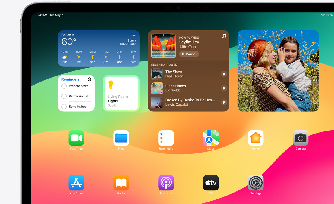 iPad Pro pokazujący ekran początkowy i różne dostępne widżety.